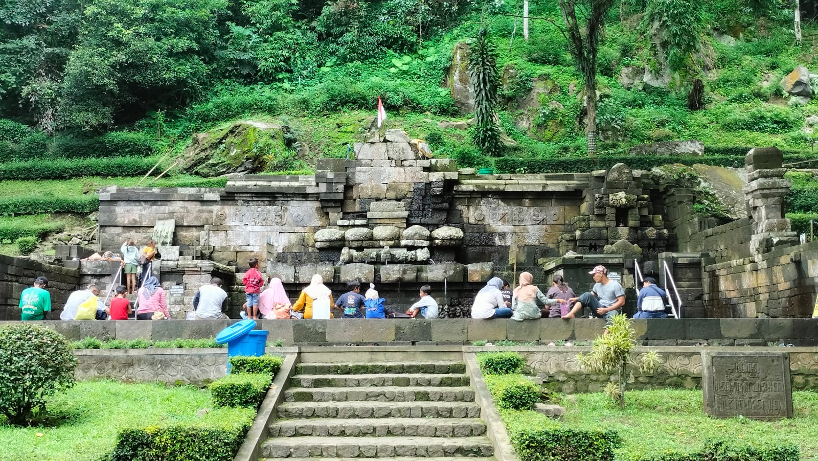 Suasana di Petirtaan Jolotundo. Foto : (Lokawarta/Yovinus Guntur)