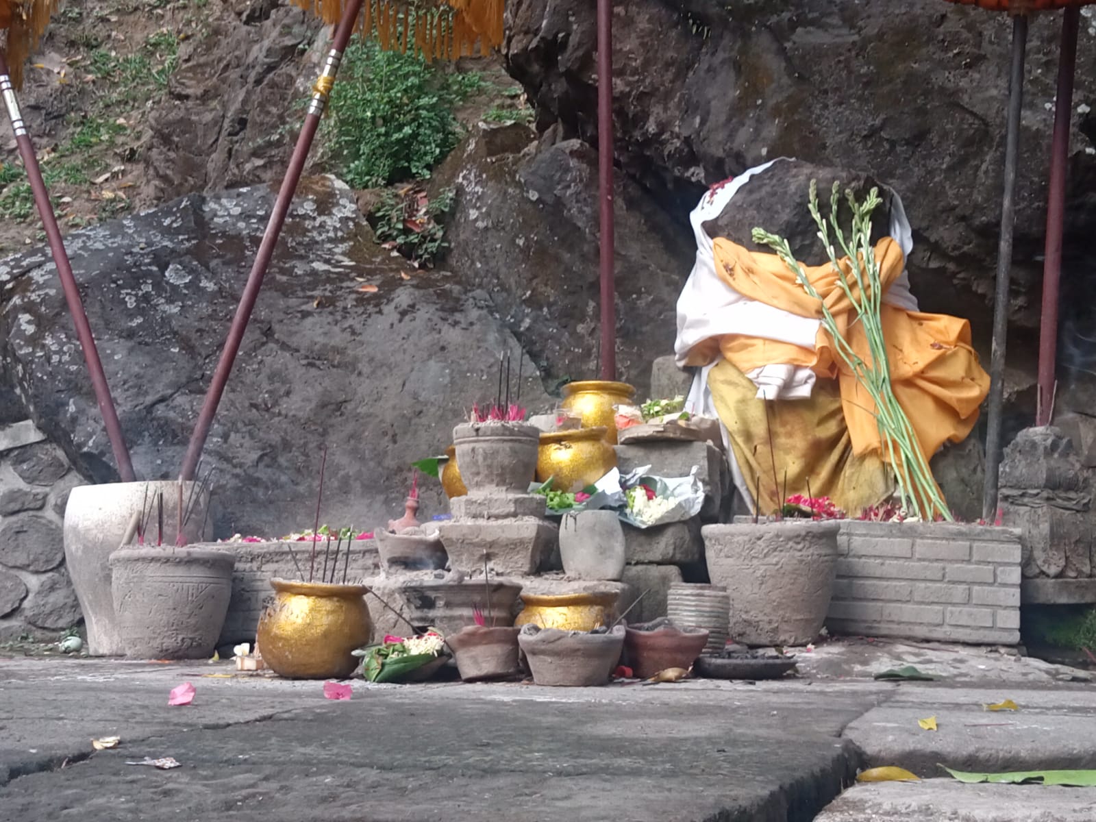 "Suguhan" bagi Leluhur di kompleks Petirtaan Jolotundo. Foto : (Lokawarta/Yovinus Guntur)