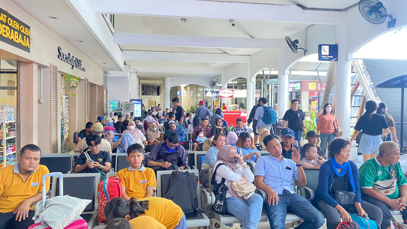 Suasana Penumpang KA di Stasiun Gubeng Surabaya. Foto : (Istimewa)